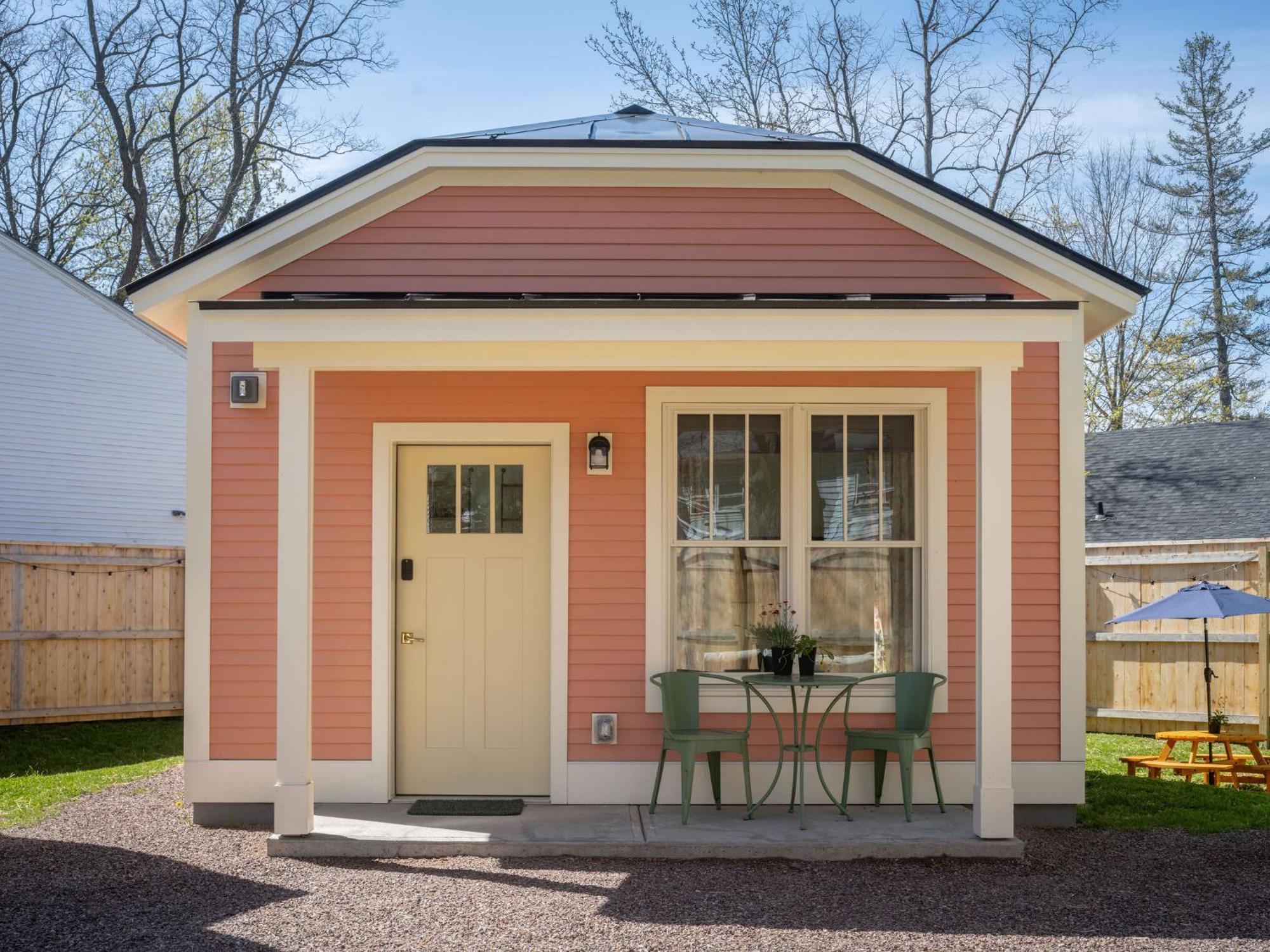 Queen City Bungalow & Cottages Burlington Exterior foto